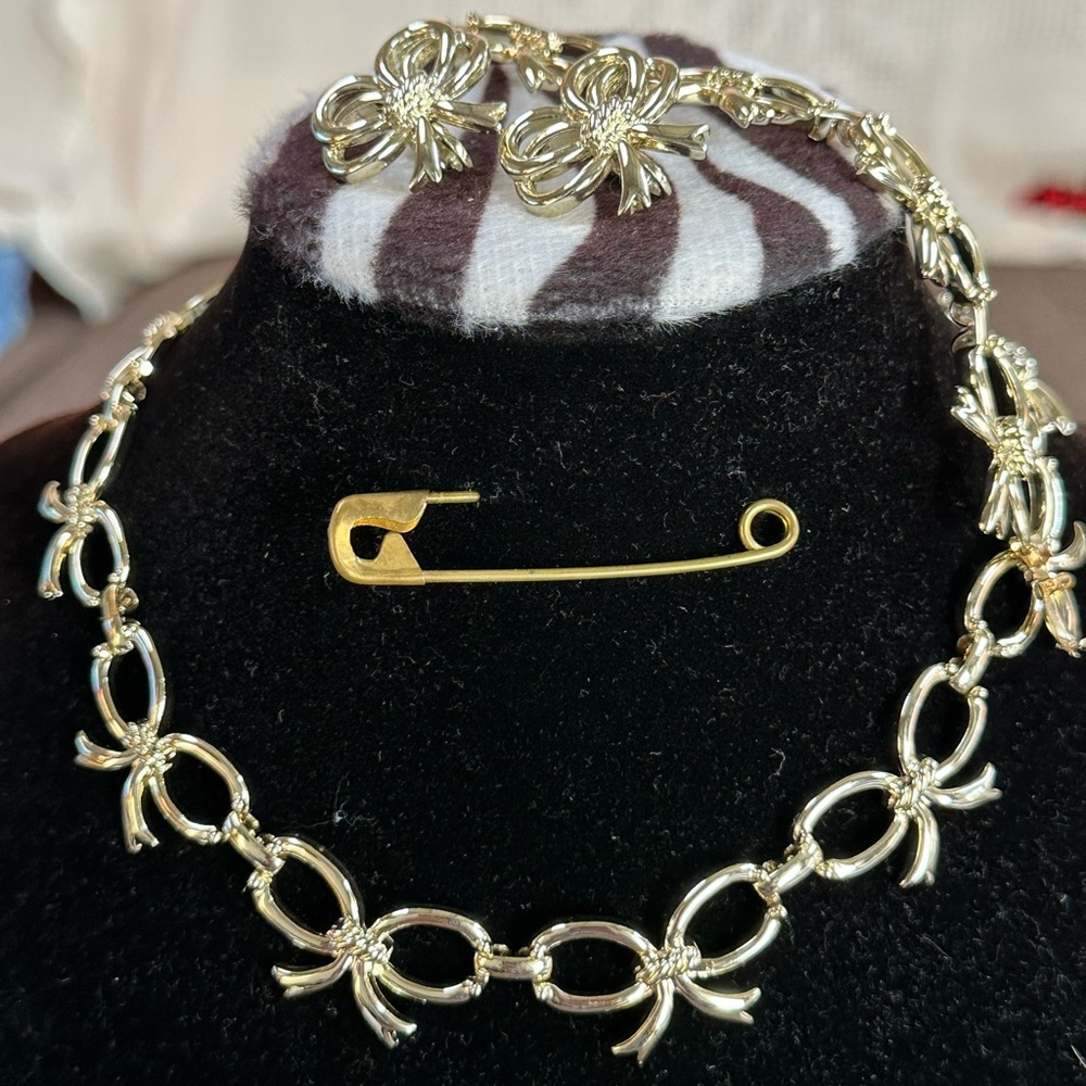 Vintage Set of  linked bow necklace,bracelet and clip on earrings